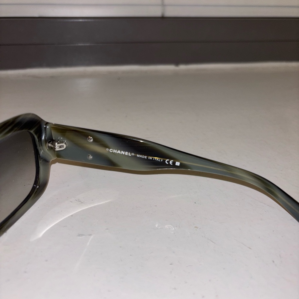 CHANEL Vintage Tortoise Shell Sunglasses - Picture 5 of 10